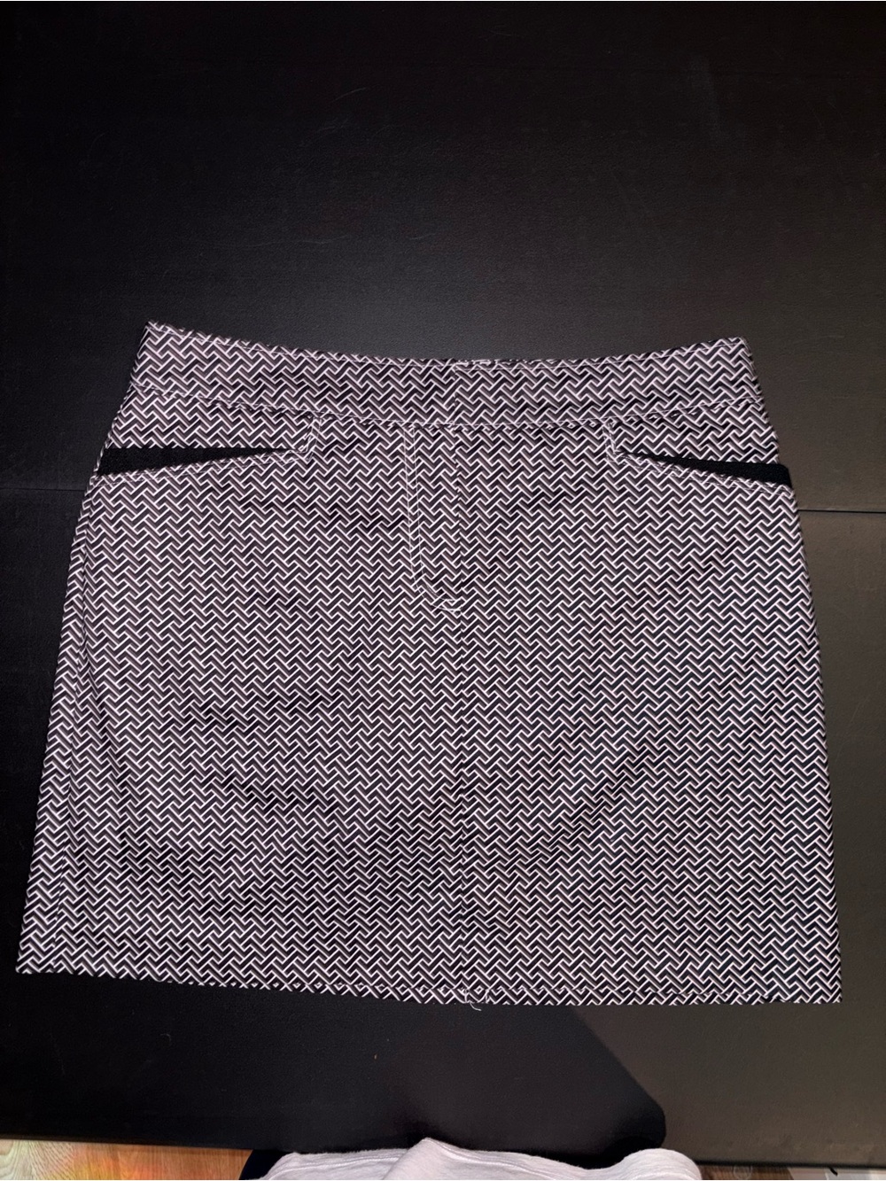 IZOD Golf Black & White Geometric Print Performance Skort